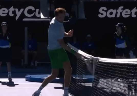 Daniil Medvedev, nervos, a distrus o cameră de luat vederi ataşată la fileu, în timpul meciului din primul tur de la Australian Open | VIDEO