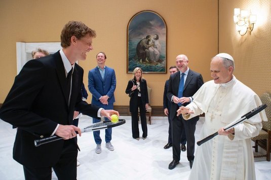 VIDEO | Papa Leon al XIV-lea l-a primit la Vatican pe Jannik Sinner. "Vreţi să jucăm puţin?" / "Mai bine nu!"