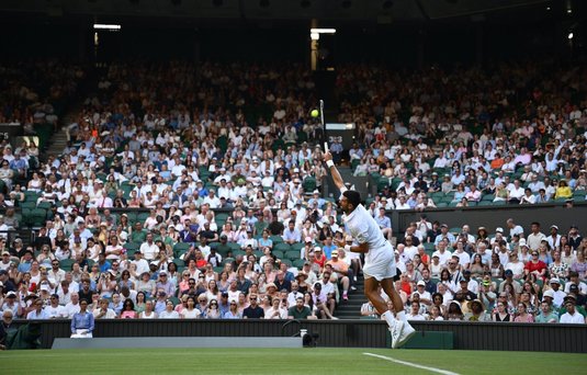 Novak Djokovic i-a liniştit pe fani, după ce a cerut invervenţia medicilor în prima partidă de la Wimbledon. Nişte ”pastile miraculoase” l-au ajutat pe sârb