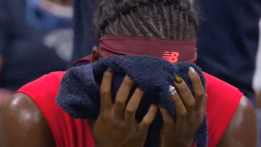 În lacrimi, Gauff a trecut peste problemele legate de serviciu şi a învins-o pe Vekic la US Open