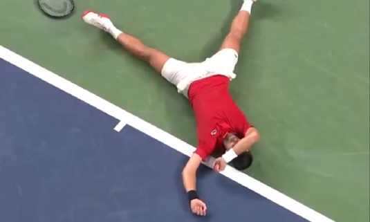 Novak Djokovic s-a prăbuşit în optimi la Shanghai! Afectat, jucătorul a rămas pe teren după un schimb solicitant | VIDEO