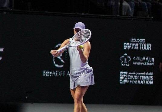 Prima zi de la Turneul Campioanelor: victorii rapide pentru Swiatek şi Rybakina