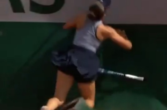 S-a retras de la Roland Garros după o accidentare teribilă! S-a împiedicat de un panou publicitar şi a abandonat | VIDEO