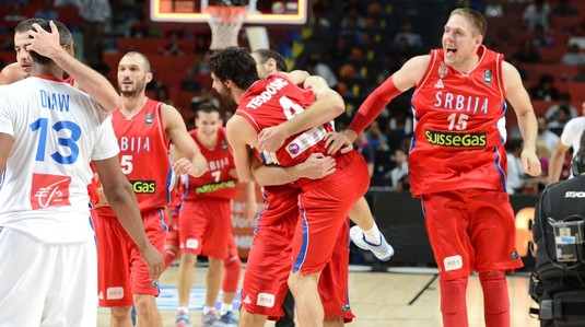 Au pierdut finala la Eurobasket, dar au făcut show în avion | Sârbii şi-au înecat amarul în alcool VIDEO