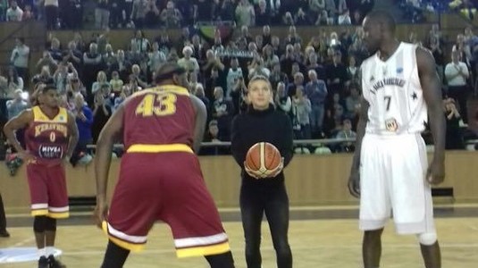 VIDEO | Invitat de gală la partida U-BT Cluj - Keravnos Nicosia din FIBA Europe Cup. Simona Halep a dat lovitura de start