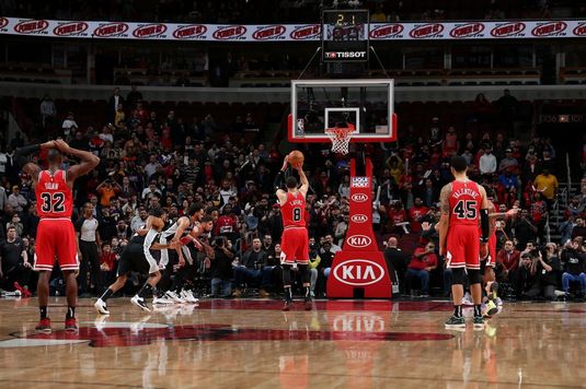 VIDEO | Rezumate NBA. Chicago Bulls trece de San Antonio Spurs cu mare noroc. Cleveland Cavaliers obţine primul succes după şapte runde. Eric Gordon - 50 de puncte contra Utah Jazz