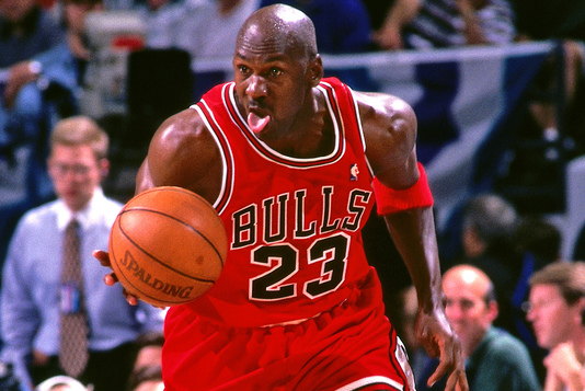Un tricou purtat de Michael Jordan la Chicago Bulls, vândut la licitaţie cu 320.000 de dolari