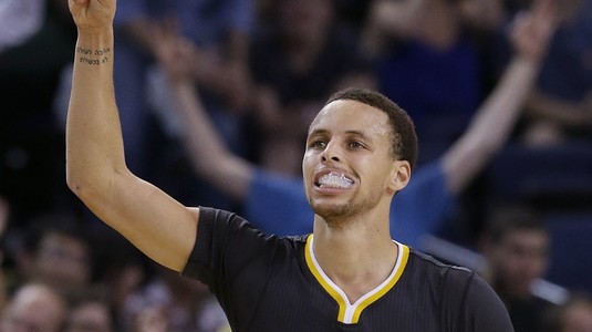 Stephen Curry a doborât recordul de coşuri de trei puncte în NBA