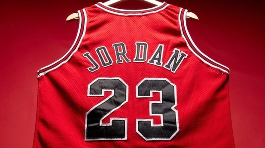 Fabulos! Cu ce sumă a fost vândut la licitaţie un tricou purtat de Michael Jordan la Chicago Bulls, în sezonul 1996-1997