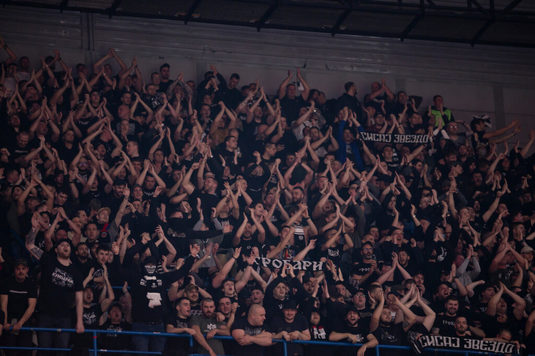 VIDEO | Incidente incredibile în Serbia. Ultraşii Stelei Roşii s-au bătut cu jandarmii, iar o fetiţă a avut nevoie de îngrijiri medicale, după ce ”Grobari” au aruncat în sală cu fumigene