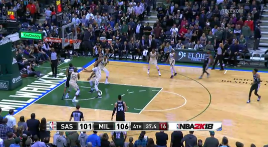 VIDEO | În NBA se dau ultimele bătălii pentru play-off. Milwaukee Bucks trece de San Antonio Spurs şi îşi consolidează poziţia