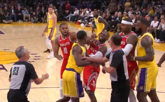 VIDEO | Scandal incredibil în NBA! O bătaie pe teren şi un gest oribil: "Nu vezi aşa ceva nici pe străzi!" Ce s-a întâmplat în Lakers - Rockets
