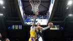 NBA | New Orleans Pelicans a câştigat partida cu Los Angeles Lakers. LeBron a ajuns în braţele suporterilor, după ce a încercat să recupereze o minge :) 