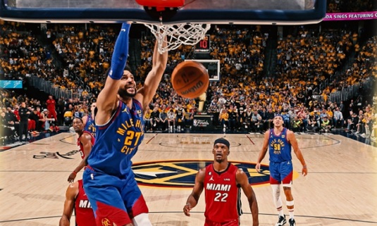 VIDEO | Denver Nuggets - Miami Heat 104-93, în primul meci al finalei NBA. Record incredibil pentru Nikola Jokic