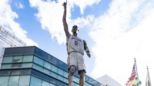 Se întâmplă şi la americani. Proaspăt ridicată, statuia lui Kobe Bryant are trei greşeli de ortografie. Ce greşeli a remarcat un celebru jurnalist