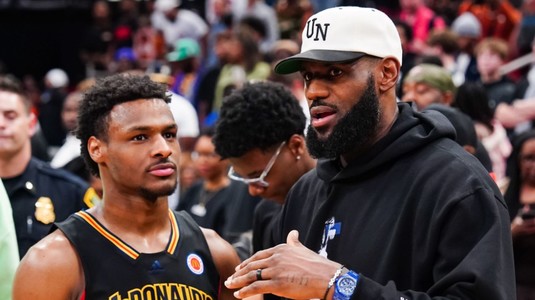 Lebron James, tot mai aproape de a juca în echipă cu fiul său: "E o bucurie pură". Cum e viaţa lor de acasă: "El doar coboară, mănâncă, apoi merge să se joace pe consolă"