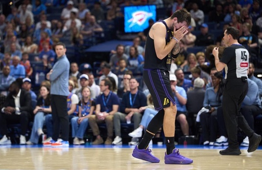 Lovitură fatală primită de Lakers. Vedeta Doncic, out pentru restul sezonului, după accidentarea în eşecul drastic cu campioana OKC