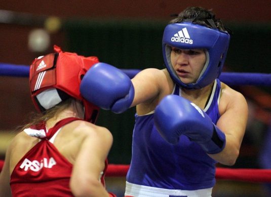 Steluţa Duţă şi Marinela Radu s-au calificat în finale la CE de box feminin de la Bucureşti