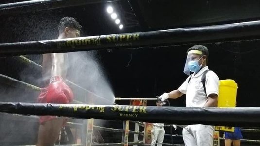 Gală de box în Nicaragua în plină pandemie de coronavirus: sportivii au fost daţi cu dezinfectant din cap până-n picioare FOTO