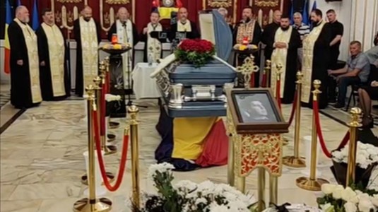 Trupul campionului Mihai Leu a fost depus în Casa de Cultură. Numeroşi localnici l-au aşteptat şi l-au aplaudat