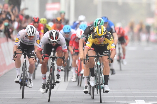 Cicliştii, în carantină! Două echipe, blocate Emirate până pe 14 martie din cauza coronavirusului