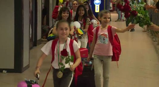 VIDEO EXCLUSIV | Fetele de aur s-au întors. Primire de gală pentru gimnastele care au umplut cu medalii vitrina lui Dinamo