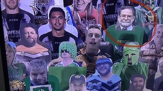 Gluma macabră sau gest intenţionat? Fotografia unui criminal în serie a apărut la un meci din Australia