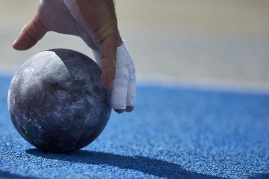 Un arbitru a murit la un concurs de atletism, după ce bila de la aruncarea greutăţii l-a lovit în piept