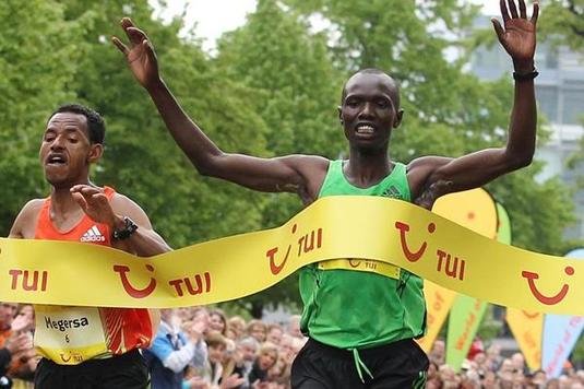 ŞOCANT | Kenyanul Joseph Kiprono a fost lovit de o maşină, la maratonul 21k de la Medellin! Un alt concurent a suferit un infarct şi a murit