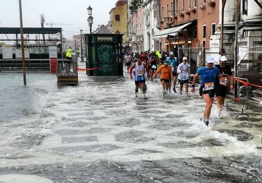 VIDEO | Imagini inedite de la Maratonul de la Veneţia. Alergătorii obligaţi să alerge cu apa până la glezne