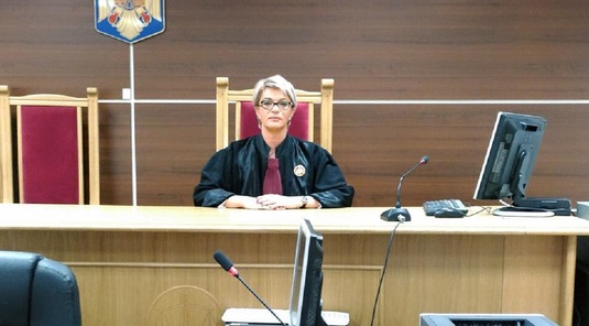 Dezvăluiri interesante făcute de o judecătoare de la Tribunalul Bihor, în plină criză de coronavirus. FOTO | Ce a făcut în tinereţe :)