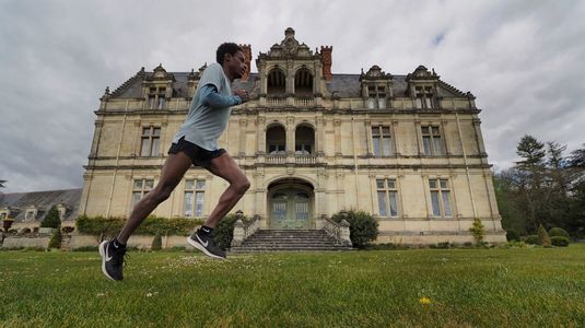 Soluţie inedită găsită de un alergător de semimaraton pentru a se antrena pe timp de pandemie. S-a mutat într-un castel
