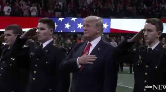 VIDEO | Moment jenant pentru Donald Trump la un meci de fotbal american. Ce au sesizat fanii în momentul intonării imnului