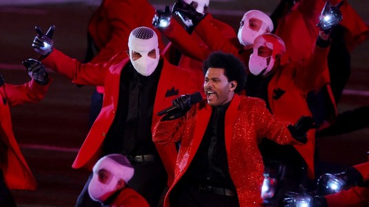 VIDEO | The Weeknd, SHOW electrizant la Super Bowl. Canadianul a cântat 14 minute în pauza marii finale