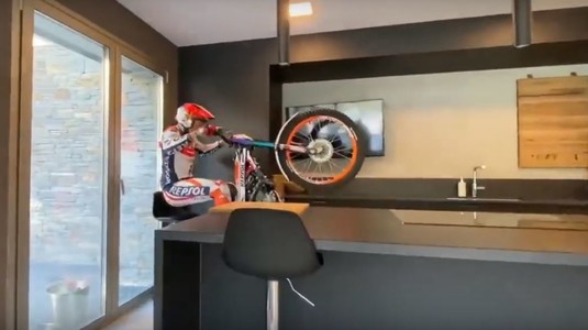 VIDEO | Sport extrem cu motocicleta în casă. Toni Bou, cel mai titrat sportiv din x-trail, a transformat izolarea în spectacol