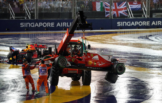 VIDEO | Imagini ireale în MP de Formula 1 din Singapore! Piloţii Ferrari, OUT din primul viraj