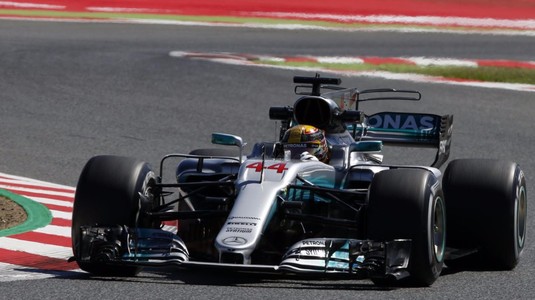 VIDEO | Hamilton câştigă în Japonia şi face un pas imens către titlu. Vettel a ABANDONAT!