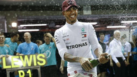 Hamilton, gata de o nouă provocare :) Campionul din Formula 1 şi-a luat licenţa de paraşutist