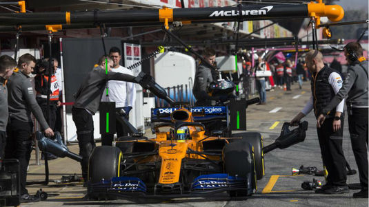 Formula 1: Incendiu în boxa McLaren, în timpul testelor de la Barcelona. Mai mulţi mecanici au fost spitalizaţi