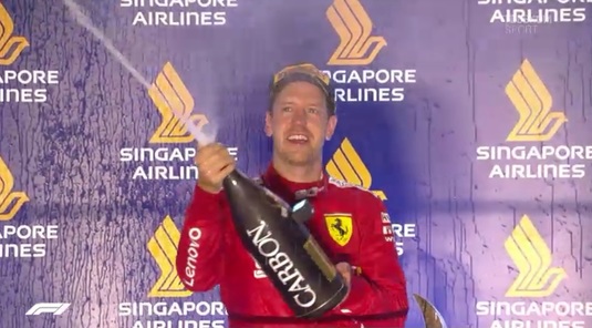 VIDEO | Cursă specială în Singapore. Vettel reuşeşte prima victorie a sezonului, în timp ce piloţii de la Mercedes nu prind podiumul