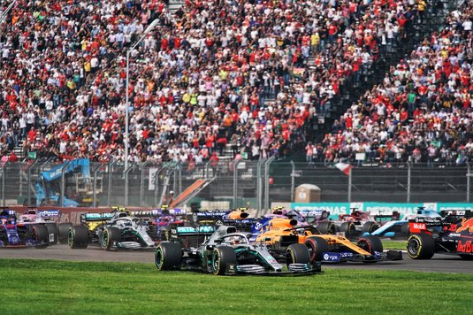Lewis Hamilton câştigă Marele Premiu al Mexicului, nu şi titlul mondial. Verstappen, cursă nebună