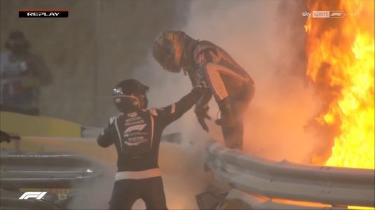 BREAKING NEWS | Accident grav în Formula 1! Maşina lui Grosjean a explodat după un impact violent. Pilotul, scos din flăcări VIDEO