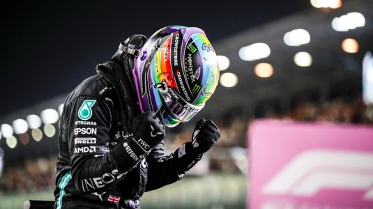 Lewis Hamilton a câştigat Marele Premiu al Qatarului şi a micşorat diferenţa de puncte faţă de Verstappen în clasamentul piloţilor
