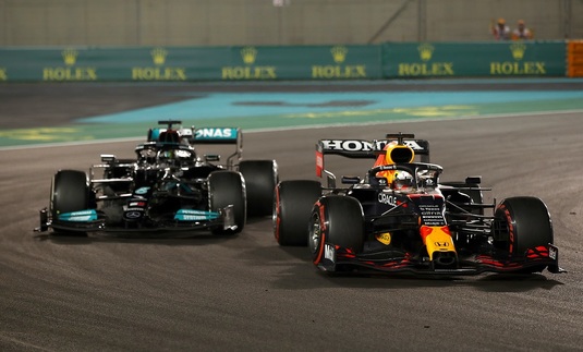 Mercedes a făcut două contestaţii după victoria lui Verstappen la Abu Dhabi