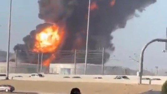 VIDEO | Incendiu imens după un atac cu rachetă la câţiva kilometri de circuitul de F1 din Jeddah, unde are loc în acest weekend GP-ul Arabiei Saudite