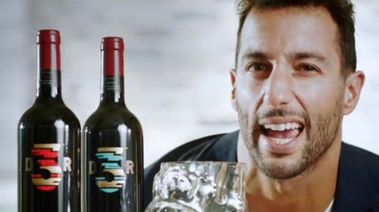 FOTO | Daniel Ricciardo a lansat un decantor de vin în forma pantofului său sport