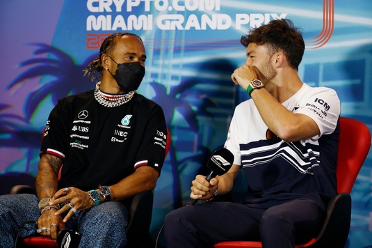 Scandal în Formula 1! Lewis Hamilton protestează ”decorat” cu bijuterii: ”Dacă mă opresc, lasă-i să o facă”