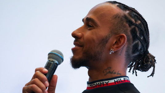 Lewis Hamilton nu va fi amendat pentru că a purtat piercing în nas la Grand Prix-ul din Singapore. "Medicii m-au sfătuit să-l păstrez. E o nebunie să fii nevoit să vorbeşti despre asta"