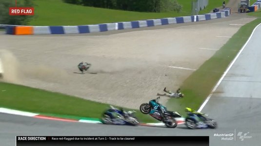 VIDEO | Aproape de tragedie! Accidente teribile la cursele de Moto GP şi Moto2. Au zburat motoarele pe circuit