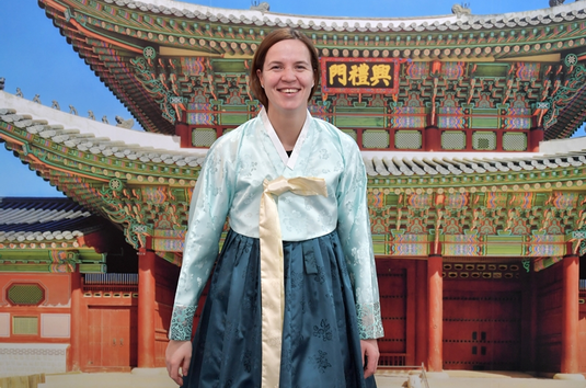 FOTO de colecţie. Raluca Strămăturaru s-a îmbrăcat în haine tradiţionale Hanbok cu ocazia anului nou coreean